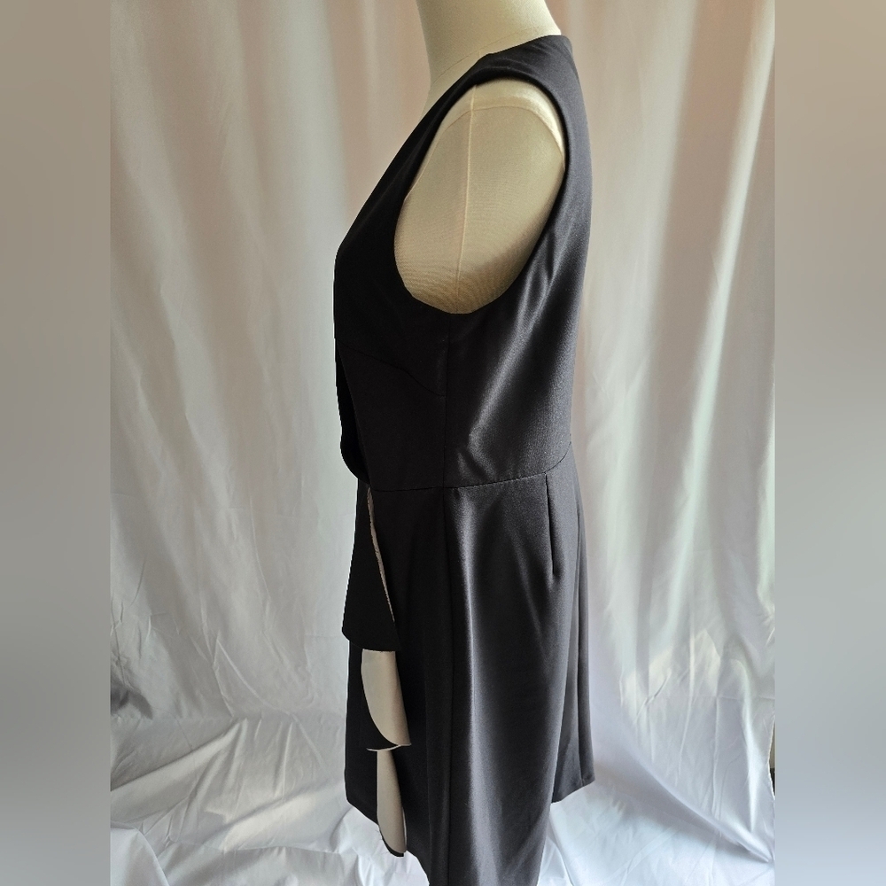 Lauren Ralph Lauren Two-Tone Faux-Wrap Side Ruffle B&W Sleeveless Dress Sz. 10 - Picture 4 of 9